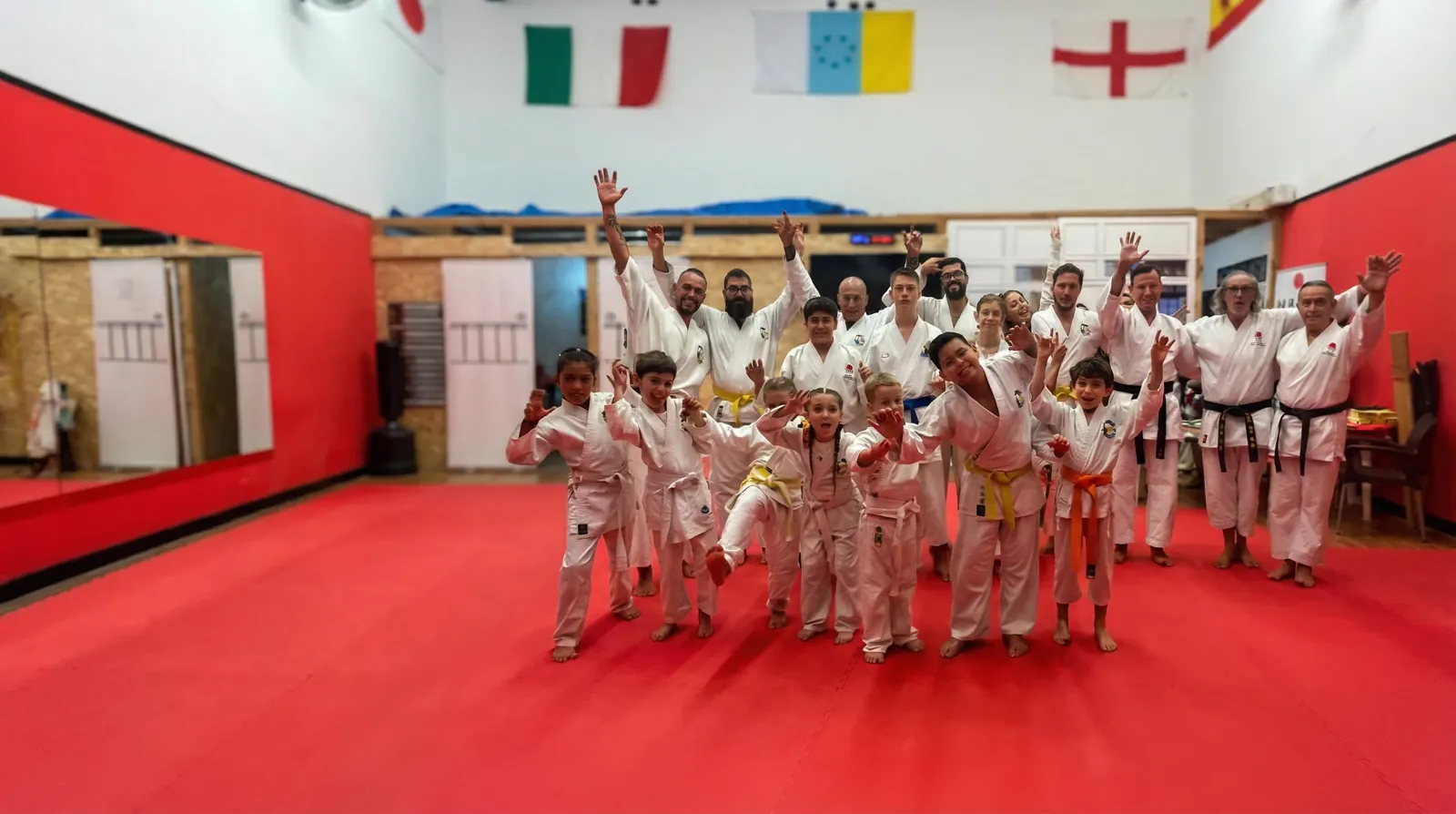 Toda la familia ZinKin Club en el dojo