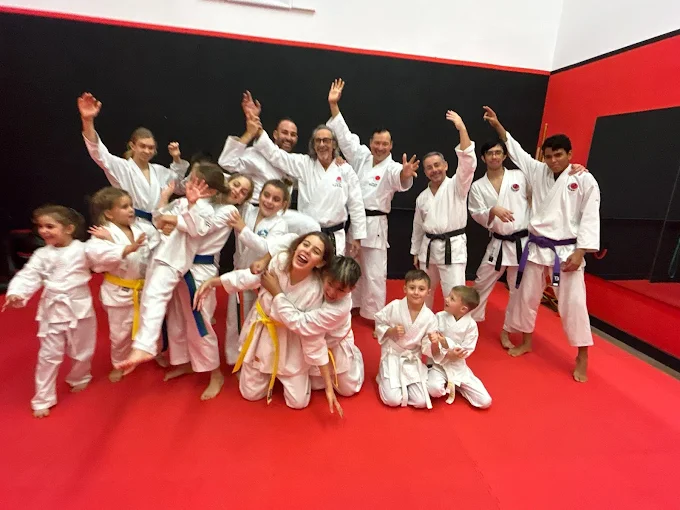 Sensei y alumno en el dojo de ZinKin Club