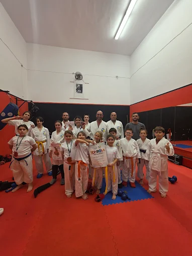 Niños con trofeos de karate